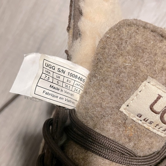 UGG Adirondack II Boots in Stout - Picture 8 of 9